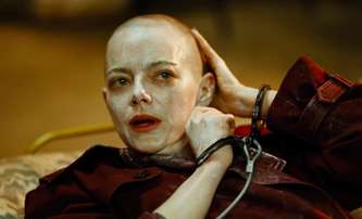 Bugonia: Skvěle hodnocený střet plešaté Emmy Stone s UFO pošuky konečně dorazil | Fandíme filmu