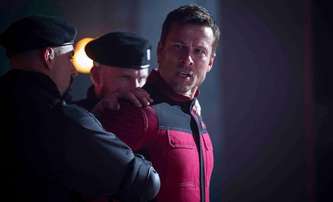 Běžící muž: První ohlasy chválí luxusní akci a černý smysl pro humor | Fandíme filmu