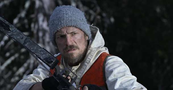 Ice Fall: Joel Kinnaman se v akčním thrilleru nahání na sněhu s mafiány | Fandíme filmu