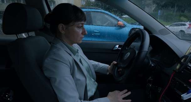 Kontinental '25: Ve vysoce současném snímku exekutorku pohltí morální kocovina | Fandíme filmu