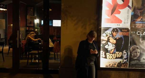 Kontinental '25: Ve vysoce současném snímku exekutorku pohltí morální kocovina | Fandíme filmu