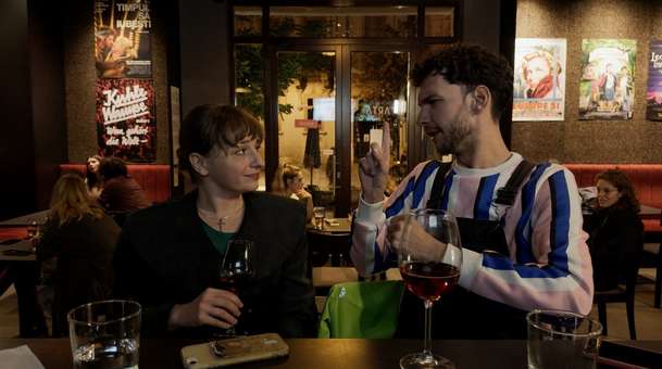 Kontinental '25: Ve vysoce současném snímku exekutorku pohltí morální kocovina | Fandíme filmu