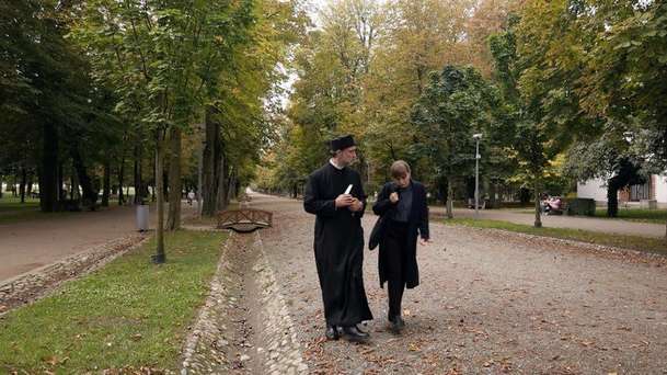 Kontinental '25: Ve vysoce současném snímku exekutorku pohltí morální kocovina | Fandíme filmu