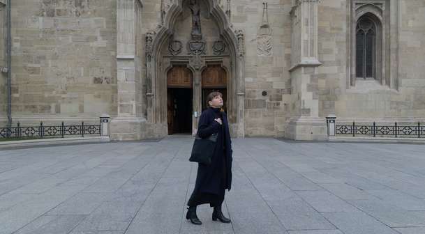 Kontinental '25: Ve vysoce současném snímku exekutorku pohltí morální kocovina | Fandíme filmu