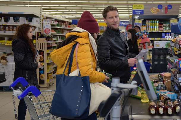 Deník shopaholičky: Češi už zase vydávají křečovité trapno za humor | Fandíme filmu