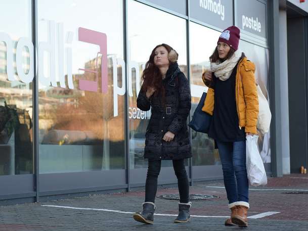 Deník shopaholičky: Češi už zase vydávají křečovité trapno za humor | Fandíme filmu