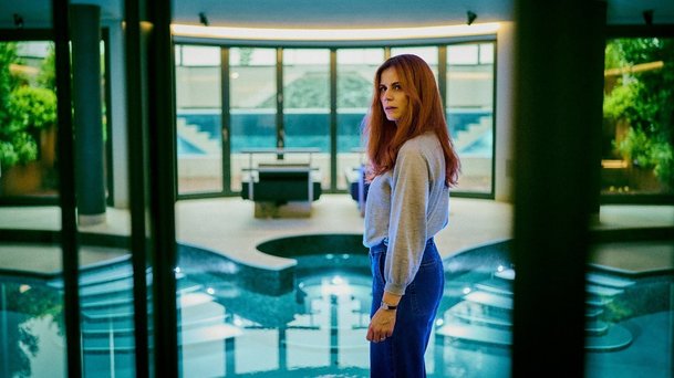 Amsterdam Empire: Famke Janssen hodlá oškubat záletného manžela | Fandíme serialům