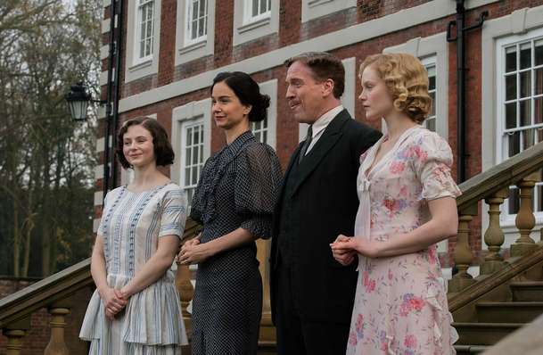 Fackham Hall: Parodie na britské šlechtické romance v traileru srší vtipem | Fandíme filmu