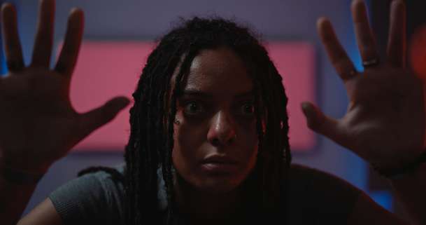 Decibel: V psychologickém sci-fi thrilleru vysává AI z umělkyně duši | Fandíme filmu