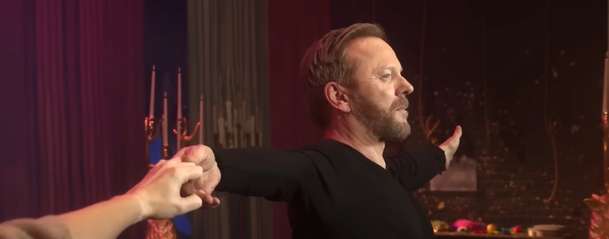 Tinsel Town: Akční hvězda skončí v okresním pohádkovém představení | Fandíme filmu