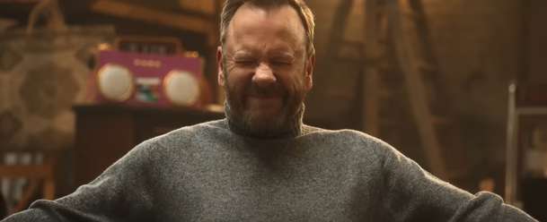 Tinsel Town: Akční hvězda skončí v okresním pohádkovém představení | Fandíme filmu