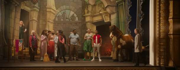 Tinsel Town: Akční hvězda skončí v okresním pohádkovém představení | Fandíme filmu