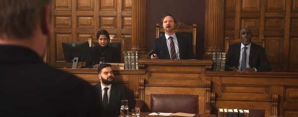 Tinsel Town: Akční hvězda skončí v okresním pohádkovém představení | Fandíme filmu