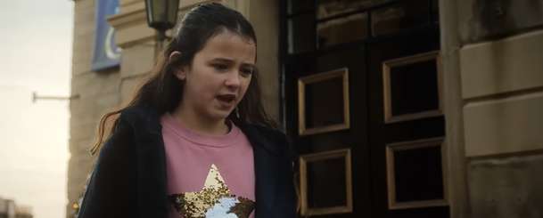 Tinsel Town: Akční hvězda skončí v okresním pohádkovém představení | Fandíme filmu