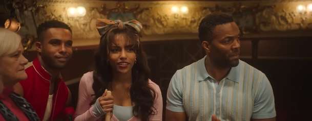 Tinsel Town: Akční hvězda skončí v okresním pohádkovém představení | Fandíme filmu