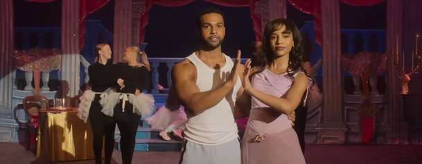 Tinsel Town: Akční hvězda skončí v okresním pohádkovém představení | Fandíme filmu