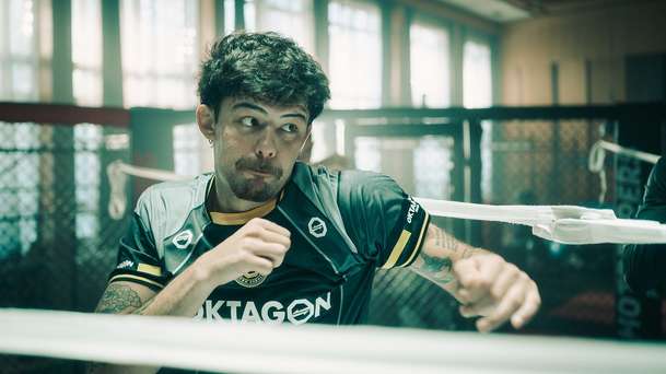 Bojovník: V nové ukázce bojového snímku nechybí ani Jiří Procházka | Fandíme filmu