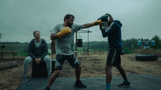 Bojovník: V nové ukázce bojového snímku nechybí ani Jiří Procházka | Fandíme filmu