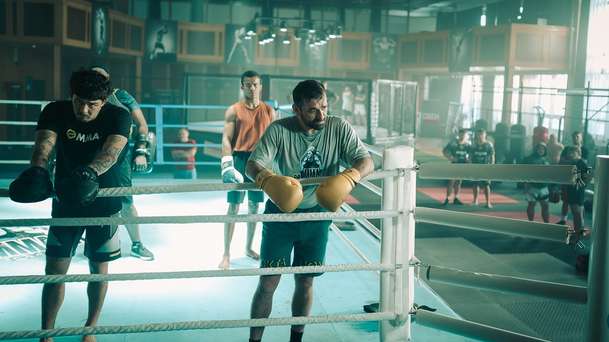 Bojovník: V nové ukázce bojového snímku nechybí ani Jiří Procházka | Fandíme filmu