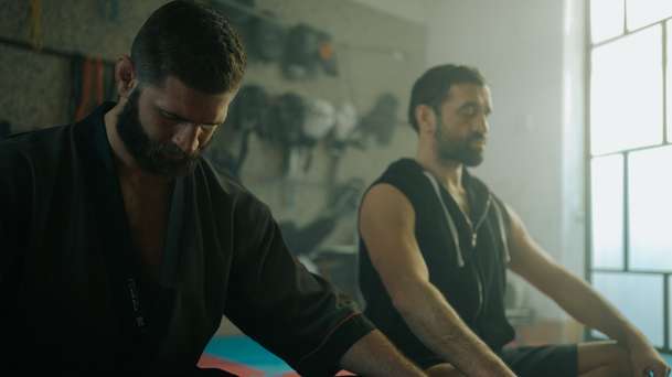 Bojovník: V nové ukázce bojového snímku nechybí ani Jiří Procházka | Fandíme filmu