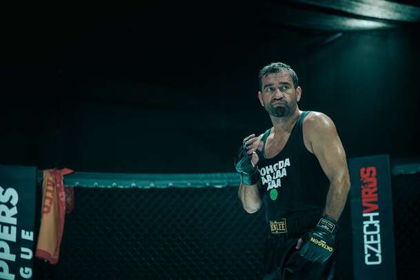 Bojovník: V nové ukázce bojového snímku nechybí ani Jiří Procházka | Fandíme filmu