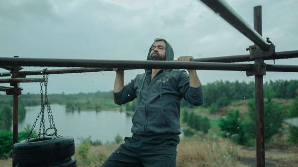 Bojovník: V nové ukázce bojového snímku nechybí ani Jiří Procházka | Fandíme filmu