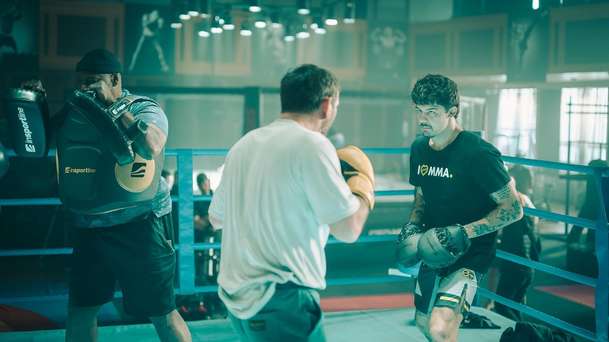 Bojovník: V nové ukázce bojového snímku nechybí ani Jiří Procházka | Fandíme filmu