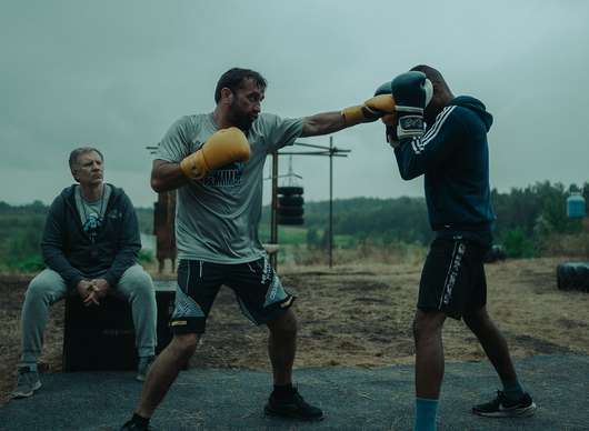 Bojovník: V nové ukázce bojového snímku nechybí ani Jiří Procházka | Fandíme filmu