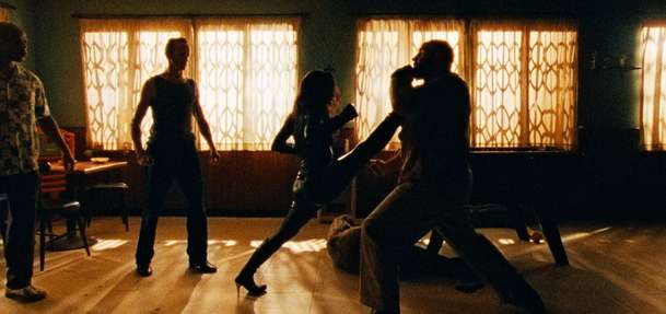 Odlesk v mrtvém diamantu: Surreálná pocta špionům míří do našich kin | Fandíme filmu