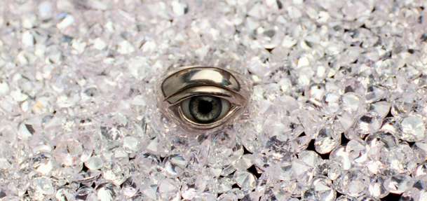 Odlesk v mrtvém diamantu: Surreálná pocta špionům míří do našich kin | Fandíme filmu