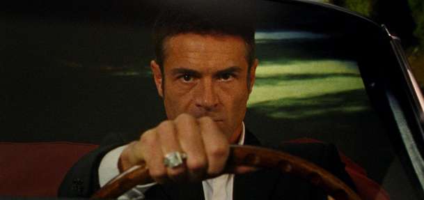 Odlesk v mrtvém diamantu: Surreálná pocta špionům míří do našich kin | Fandíme filmu