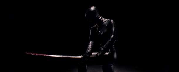 Odlesk v mrtvém diamantu: Surreálná pocta špionům míří do našich kin | Fandíme filmu