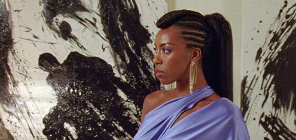 Odlesk v mrtvém diamantu: Surreálná pocta špionům míří do našich kin | Fandíme filmu