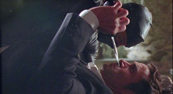 Odlesk v mrtvém diamantu: Surreálná pocta špionům míří do našich kin | Fandíme filmu