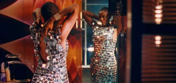 Odlesk v mrtvém diamantu: Surreálná pocta špionům míří do našich kin | Fandíme filmu