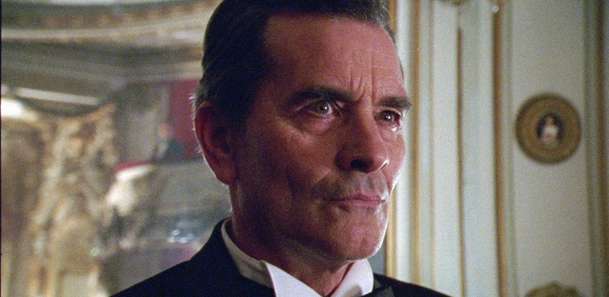 Odlesk v mrtvém diamantu: Surreálná pocta špionům míří do našich kin | Fandíme filmu