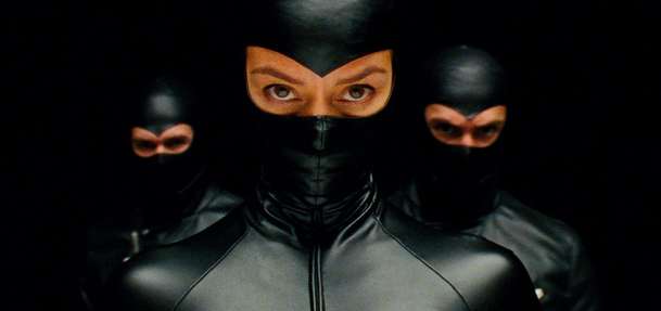 Odlesk v mrtvém diamantu: Surreálná pocta špionům míří do našich kin | Fandíme filmu