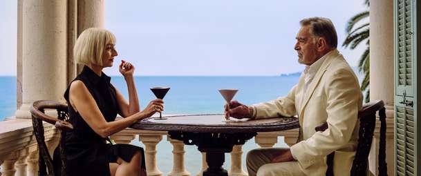 Odlesk v mrtvém diamantu: Surreálná pocta špionům míří do našich kin | Fandíme filmu