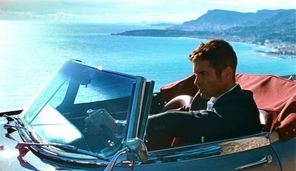 Odlesk v mrtvém diamantu: Surreálná pocta špionům míří do našich kin | Fandíme filmu