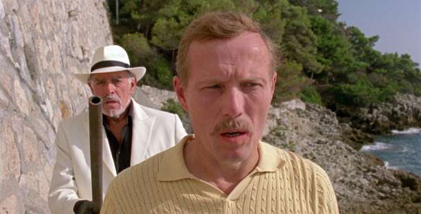 Odlesk v mrtvém diamantu: Surreálná pocta špionům míří do našich kin | Fandíme filmu