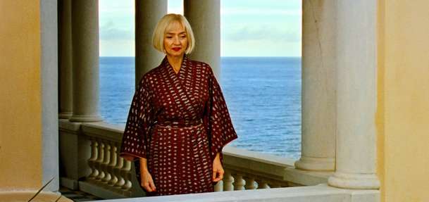 Odlesk v mrtvém diamantu: Surreálná pocta špionům míří do našich kin | Fandíme filmu