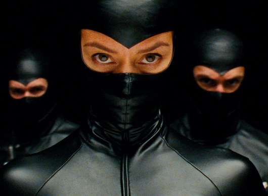 Odlesk v mrtvém diamantu: Surreálná pocta špionům míří do našich kin | Fandíme filmu