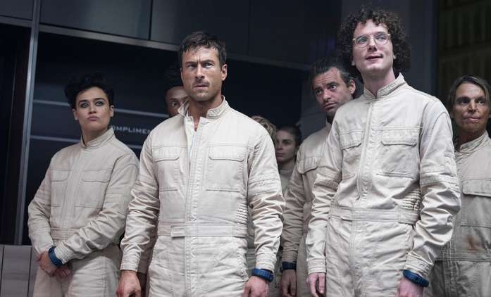 Běžící muž: Glenn Powell neváhal při zamrzlém natáčení odhodit svršky | Fandíme filmu