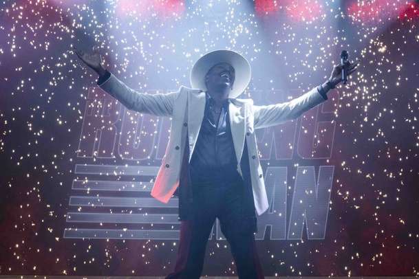 Běžící muž: Glenn Powell neváhal při zamrzlém natáčení odhodit svršky | Fandíme filmu