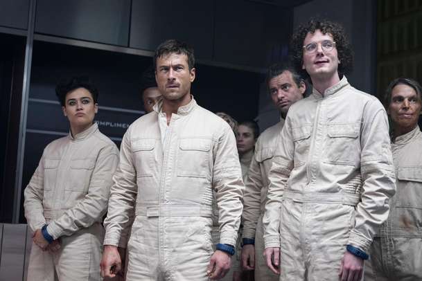 Běžící muž: Glenn Powell neváhal při zamrzlém natáčení odhodit svršky | Fandíme filmu