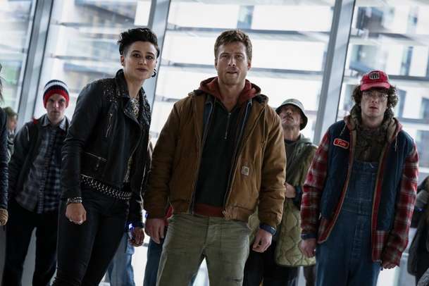 Běžící muž: Glenn Powell neváhal při zamrzlém natáčení odhodit svršky | Fandíme filmu