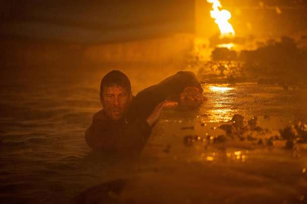 Běžící muž: Glenn Powell neváhal při zamrzlém natáčení odhodit svršky | Fandíme filmu