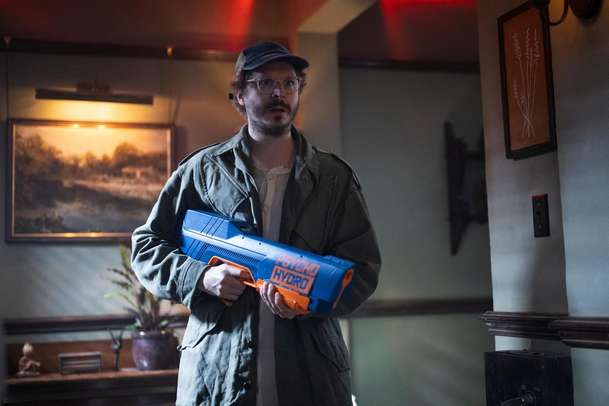 Běžící muž: Glenn Powell neváhal při zamrzlém natáčení odhodit svršky | Fandíme filmu