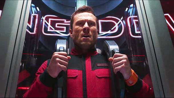 Běžící muž: Glenn Powell neváhal při zamrzlém natáčení odhodit svršky | Fandíme filmu