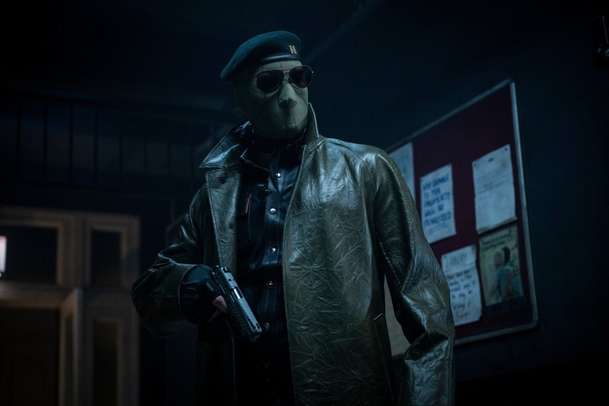 Běžící muž: Glenn Powell neváhal při zamrzlém natáčení odhodit svršky | Fandíme filmu